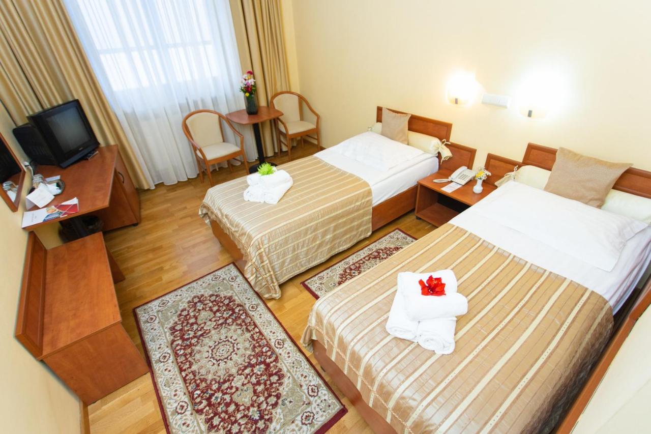 Hotel Fenyo ميركورا تشيوك المظهر الخارجي الصورة