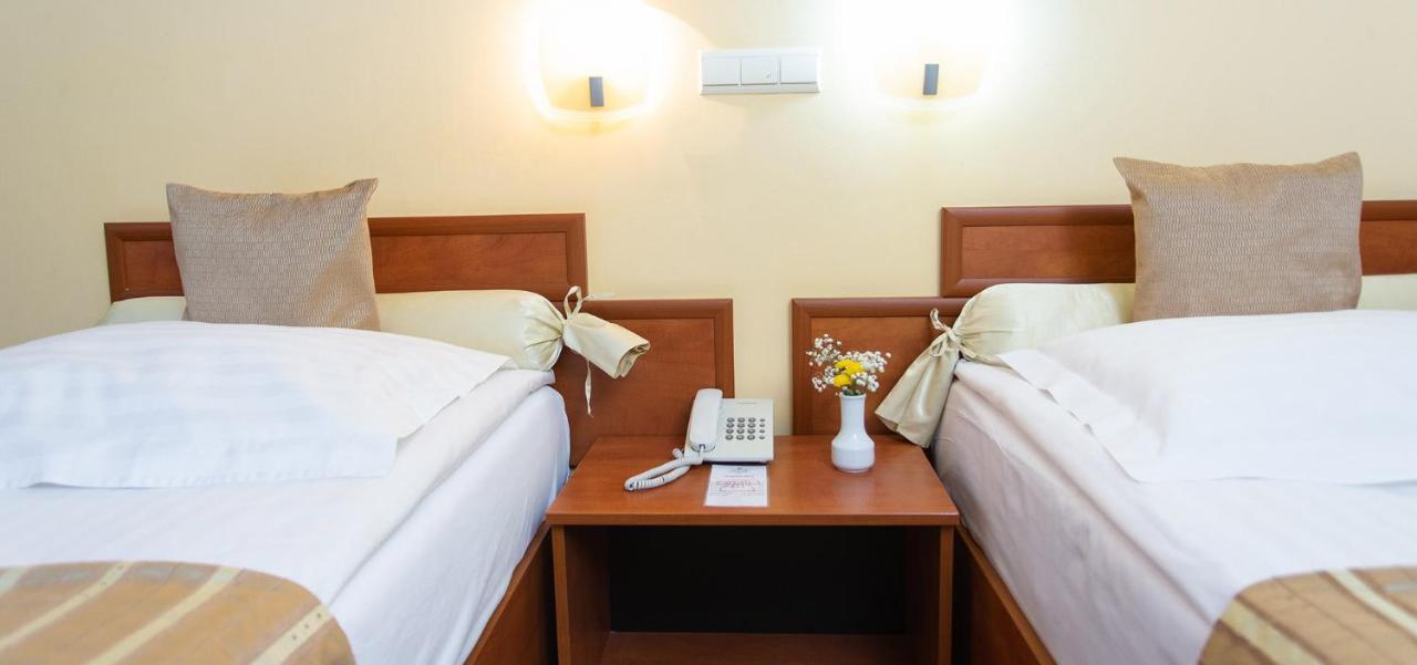 Hotel Fenyo ميركورا تشيوك المظهر الخارجي الصورة