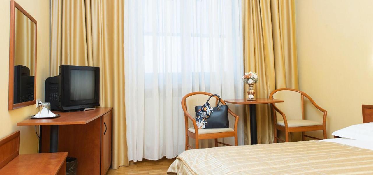Hotel Fenyo ميركورا تشيوك المظهر الخارجي الصورة