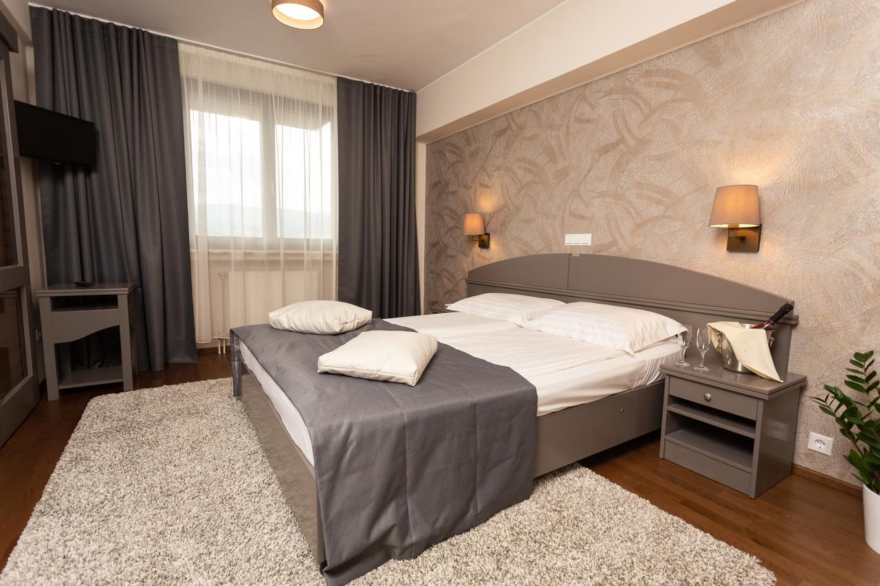 Hotel Fenyo ميركورا تشيوك المظهر الخارجي الصورة